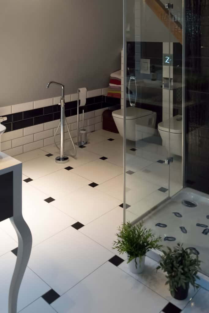 Projektant Wnętrz Warszawa ➜ Gdańsk ➜ łazienki czarno białe,inspiracje łazienka czarno biała,czarno biała łazienka jakie dodatki,aranzacje łazienek w kolorze czarno białym,łazienka czarno biała glamour ➜ B011 łazienka pomorze zachodnie