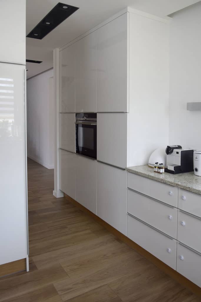 Projektant Wnętrz Warszawa ➜ Gdańsk ➜ białe szafki w kuchni,co między szafkami w białej kuchni,białe płytki między szafkami w kuchni,biała cegła między szafkami w kuchni,białe szafki w kuchni jaki kolor ścian ➜ D012 kuchnia mieszkanie raszyn