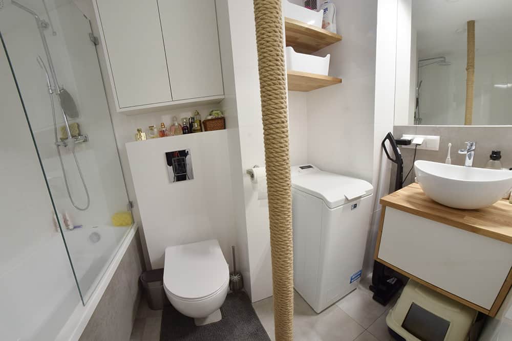 Projektant Wnętrz Warszawa ➜ Gdańsk ➜ łazienka biała z drewnem,łazienki białe z drewnem,biała łazienka z imitacją drewna,łazienka białe płytki i drewno,mała łazienka biała z elementami drewna ➜ Mieszkanie Lotarynsaka lazienka 1a