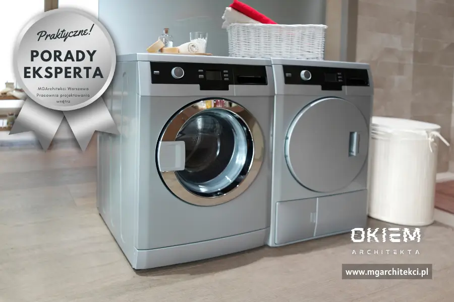 Mała łazienka z prysznicem i pralką
